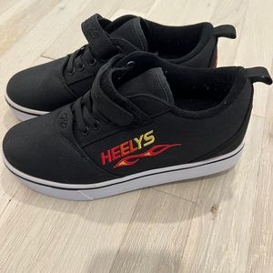 New Heelys Skate Shoes Black Flame Youth Size USA 5 Boys Unisex